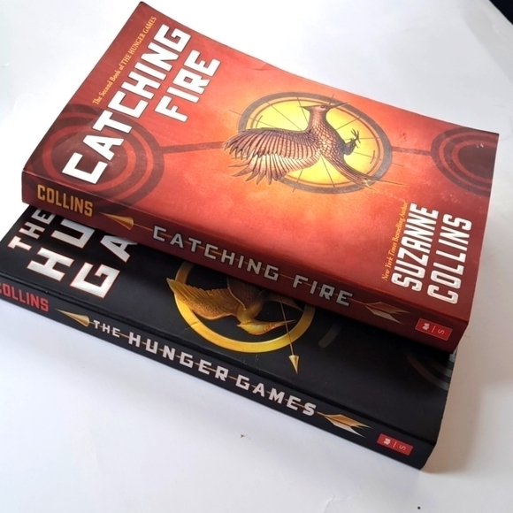 The Hunger Games books 1 & 2 Catching Fire novels by author Suzanne Collins - Picture 5 of 5